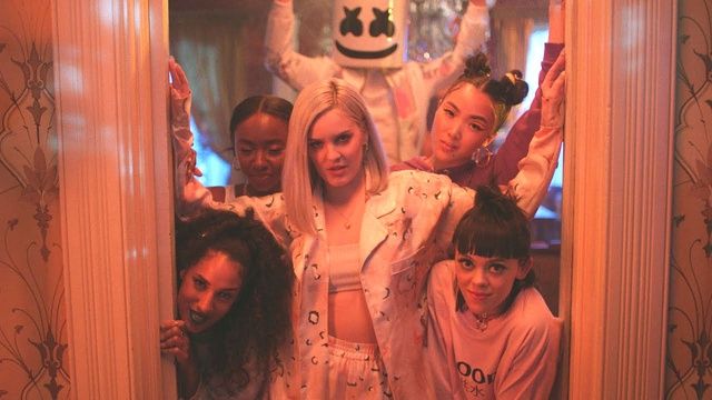 Marshmello kết hợp ăn ý cùng Anne-Marie cho ra đời MV FRIENDS